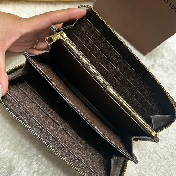 Louis Vuitton Long Zippy Wallet - Picture 8 of 9